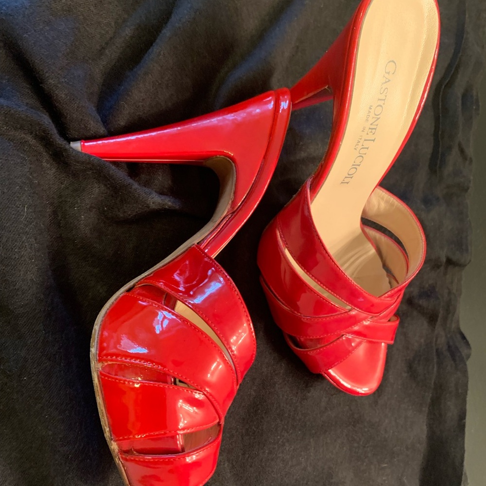 HOT! HOT!HOT! Stunning red heels. Definitely an attention getter!